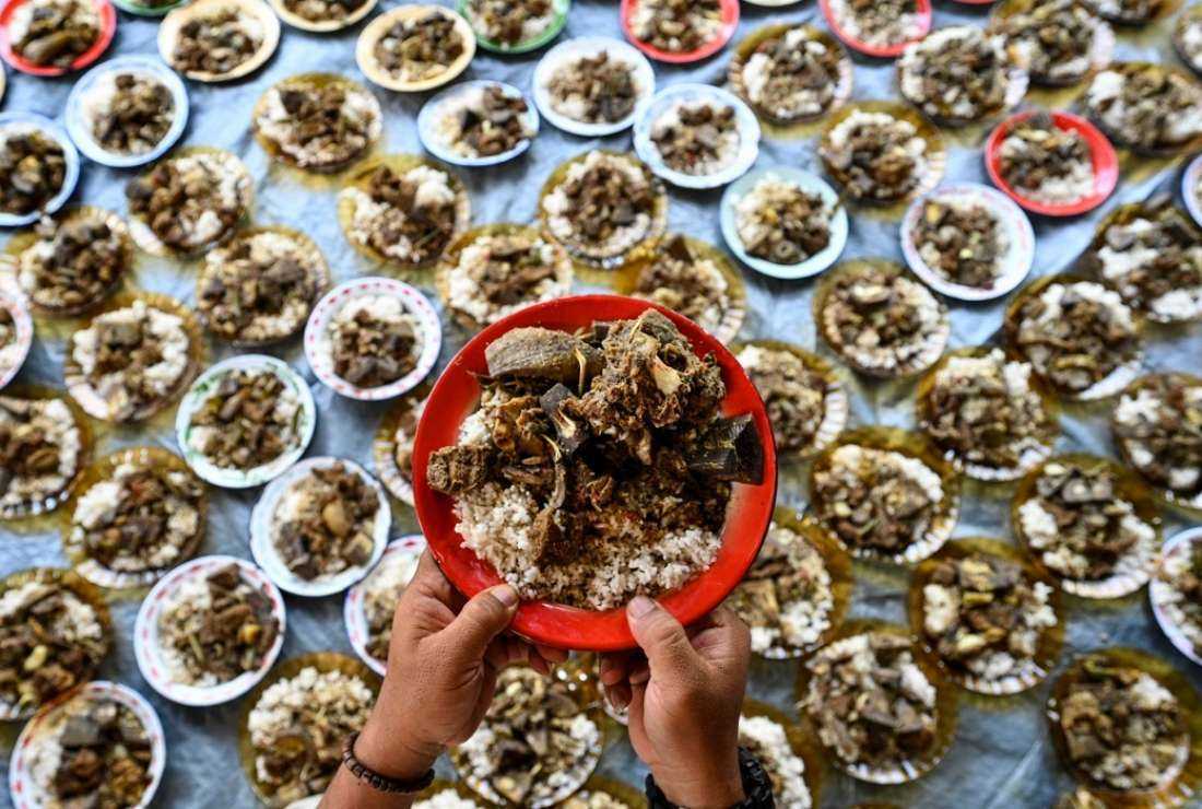 People prepare foods to be served in communal meals in Sibreh, Aceh province during World Food Day on Oct 16, 2021