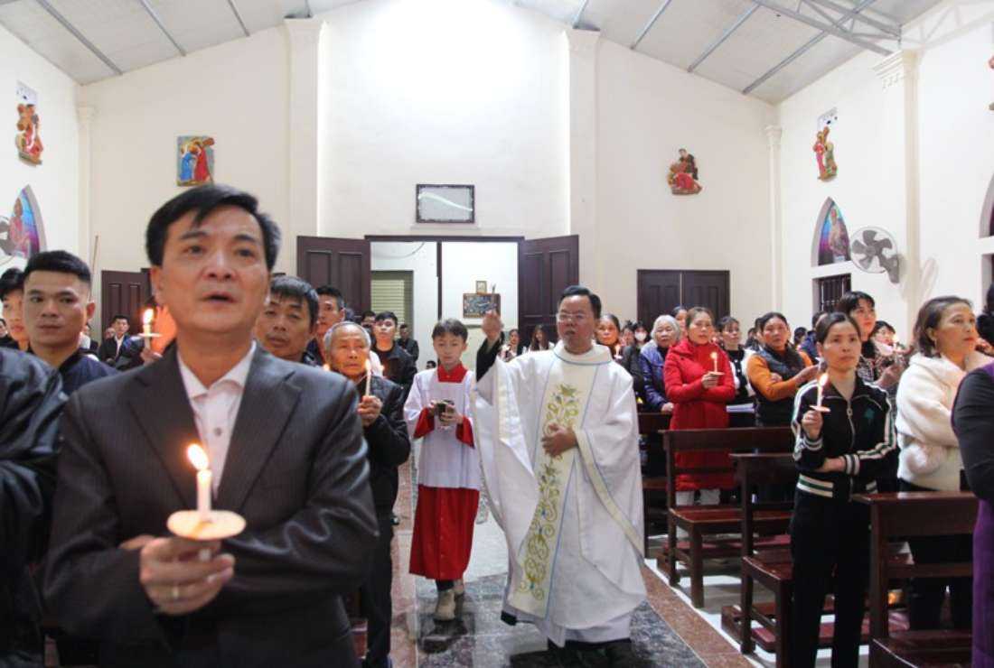 Father Joseph Nguyen Van Thanh sprinkles holy water on Catholics at Son La church during the Easter Vigil on April 8. (Photo courtesy of giaophanhunghoa.org)