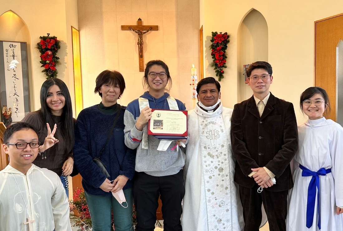 Yuki Kohmo (fourth from right) poses for a photograph after receiving baptism on Dec. 25, 2022
