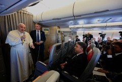 'Noble profession' of journalism must convey truth, pope says